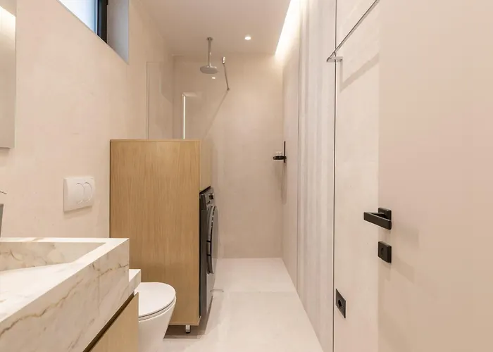 Inn, New Bazaar * Tirana